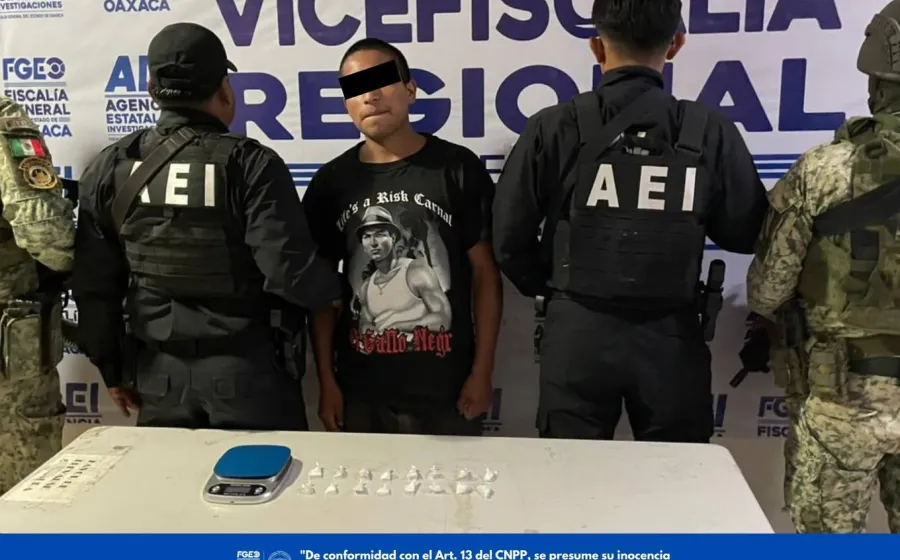 Durante cateos en Zaachila; aseguran presuntas dosis de droga y detienen a dos personas.