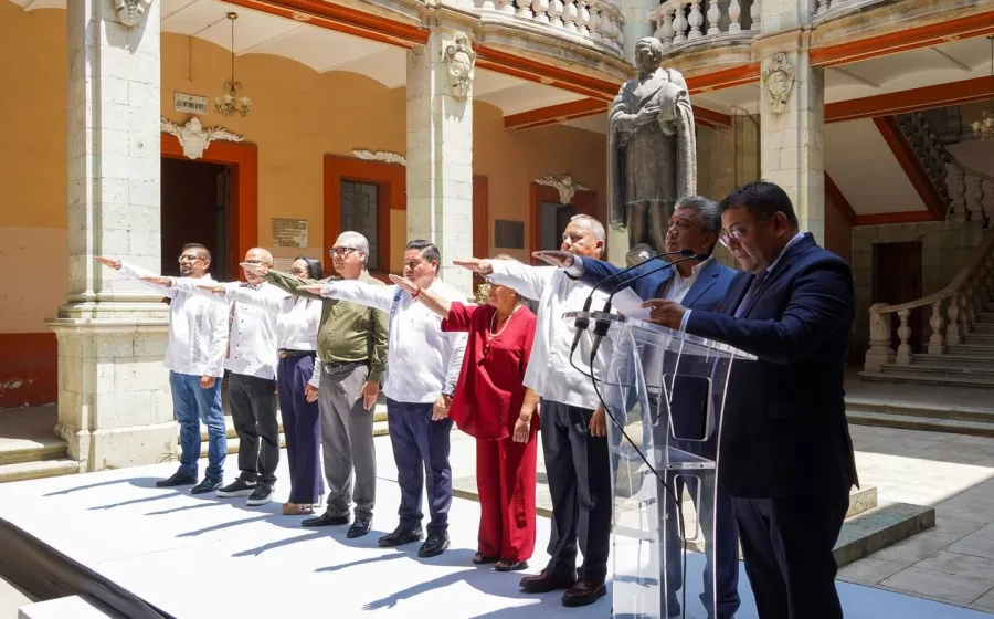 Farid Acevedo toma protesta de sus nuevos secretarios