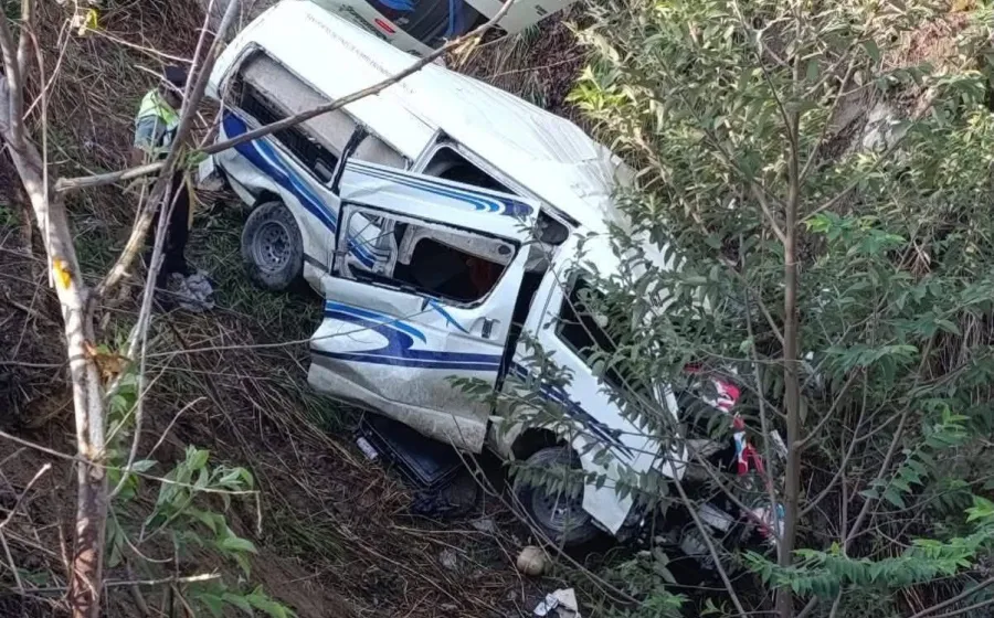 Urvan vuelca sobre autopista Barranca Larga - Ventanilla 