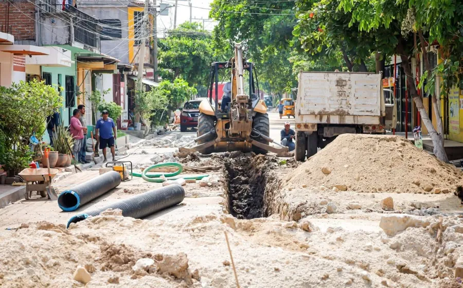 Familias de la av. Abasolo en Juchitán, están cada vez más cerca de contar con un drenaje renovado