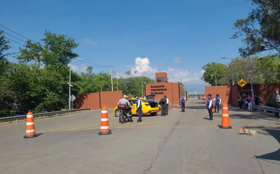 SEGO mantiene diálogo con magisterio para favorecer el tránsito de pasajeros en el Aeropuerto de Oaxaca