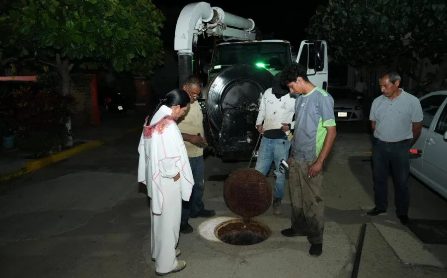 Refuerza Xoxocotlán desazolve y limpieza en la red de drenaje sanitario