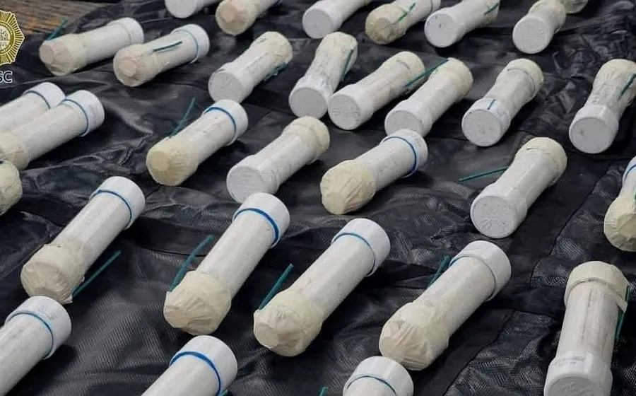 Localizan más de 50 explosivos caseros en autobús de normalistas de Ayotzinapan 