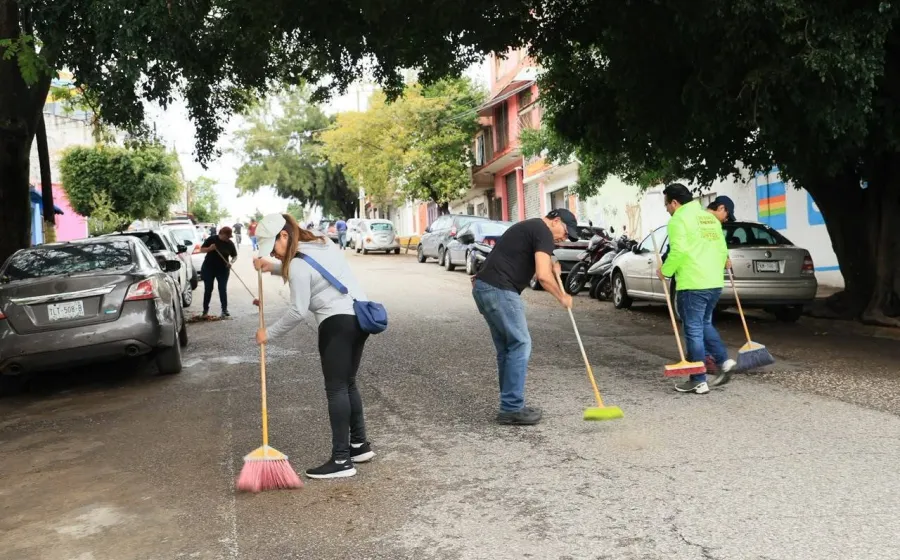 Vecinas y vecinos de la colonia Unión y Progreso se unen en tequio para mejorar su entorno 