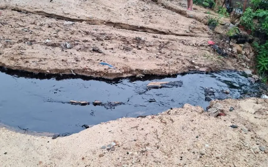 Vecinos reportan fuga de petróleo crudo en línea de Pemex