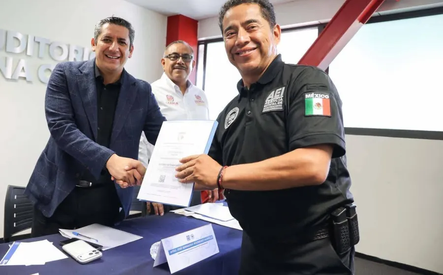 Entregan Certificado Único Policial a elementos de la AEI 