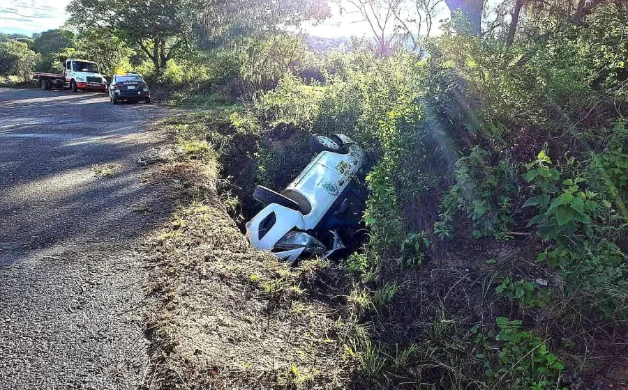 Taxi de Nochixtlán sufre accidente carretero 