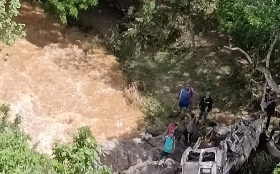 Mediante operativo aéreo, Bomberos de Oaxaca buscan a persona desaparecida en San Luis Amatlán 