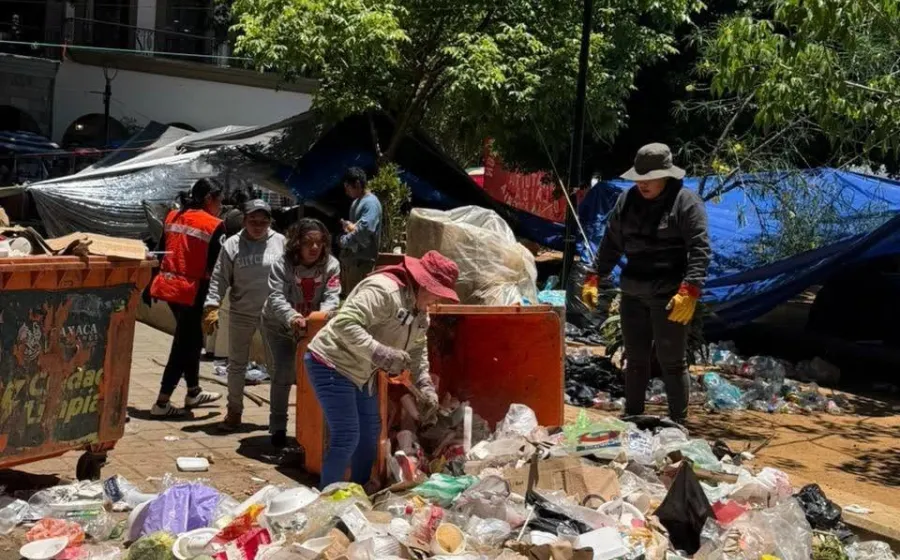 Refuerzan limpieza en el Zócalo y la Alameda de León