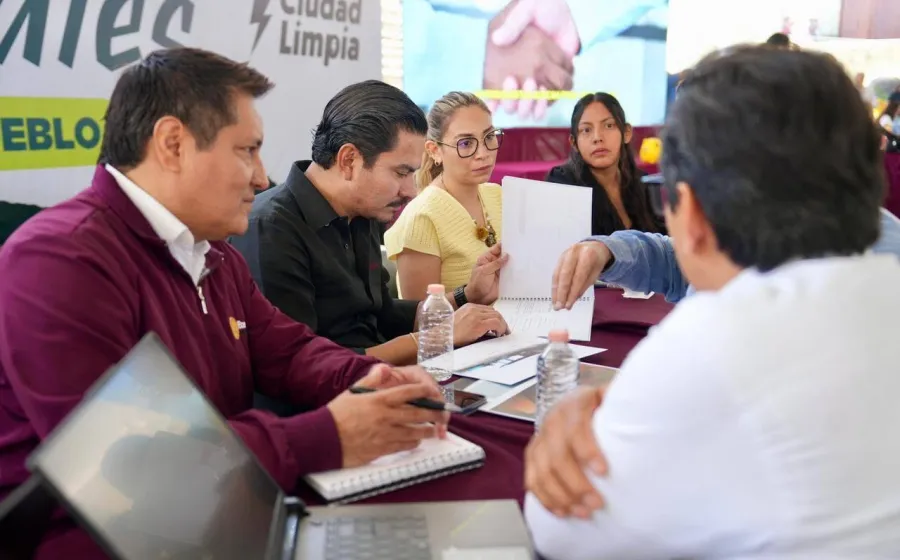 Escucha y atiende Ray Chagoya a vecinas y vecinos en el Día del Pueblo