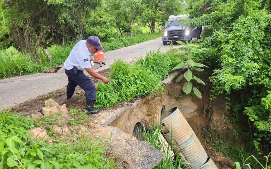 Se troza carretera en Tututepec, en el tramo Río Grande–Santa Catarina Juquila