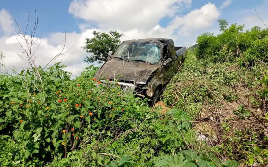 Abandonan camioneta volcada sobre la carretera 175 en Ocotlán de Morelos