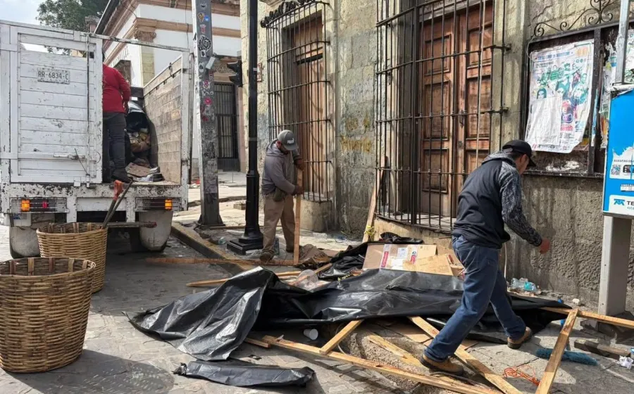 Realizan labores de limpieza en el Zócalo y calles del Centro Histórico