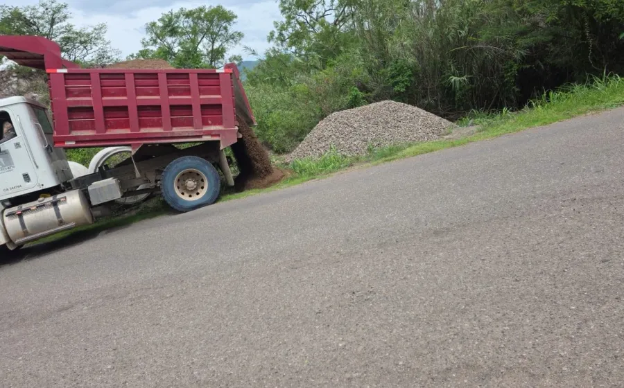 Camioneros de la Mixteca denuncian amenazas y presiones para arrebatarles el trabajo