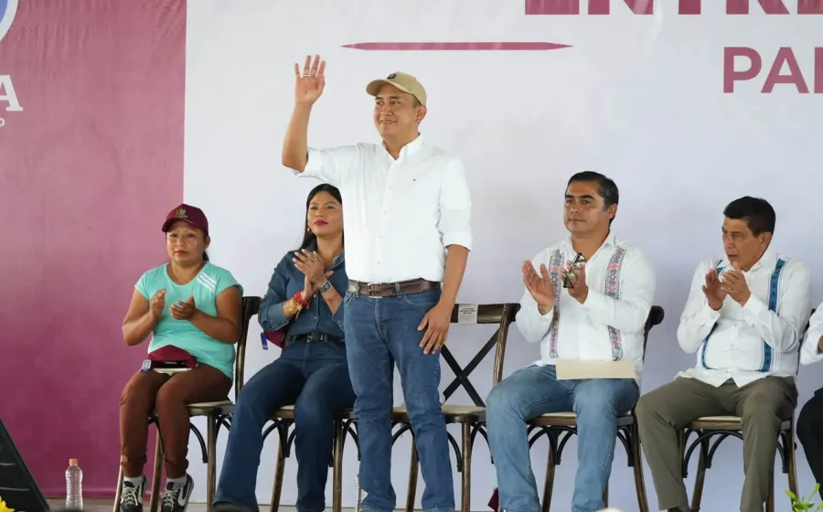 Acompaña Nino Morales a gobernador en entrega de apoyos a campesinos de Pinotepa Nacional