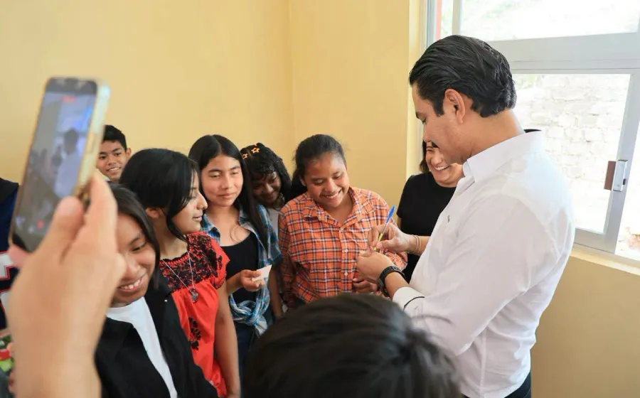Entrega Ray Chagoya nueva aula en Escuela Secundaria Tec. 80