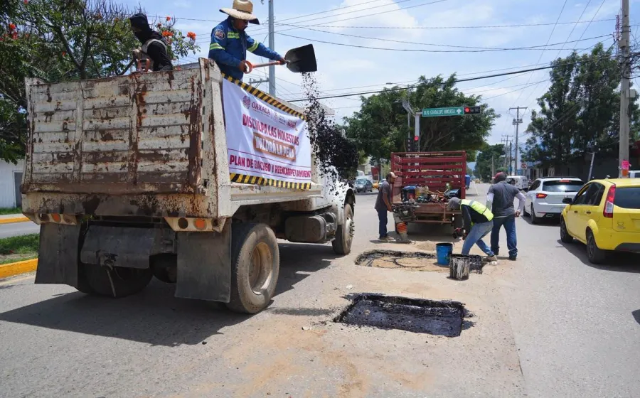 Intensifican labores de bacheo en Xoxocotlán