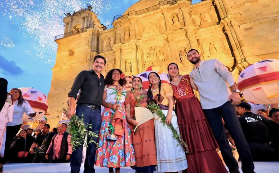 Oaxaca de Juárez vive sus tradiciones con alegría, música y color
