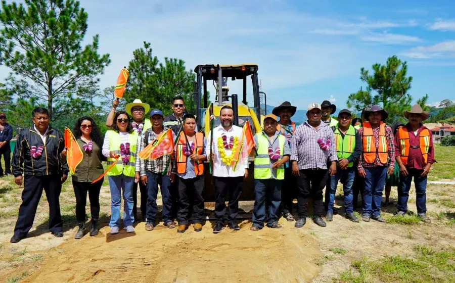 Jesús Romero acompaña al pueblo de San Lorenzo Texmelucan en el inicio de la construcción de su Casa Comunal, espacio para la construcción de diálogo y paz