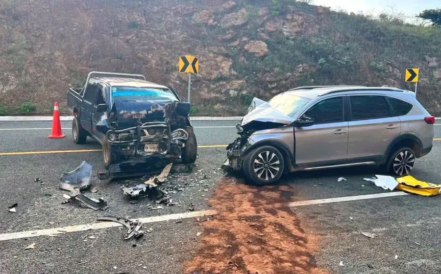 Encontrónazo en la Súpercarretera a la Costa tres personas lesionadas y una fallecida