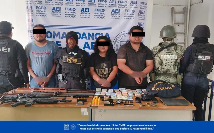 Fiscalía de Oaxaca, DEFENSA y Policía Estatal ejecutan cateo en Ejutla de Crespo; detienen a tres, aseguran armas y más de 1.4 millones de pesos