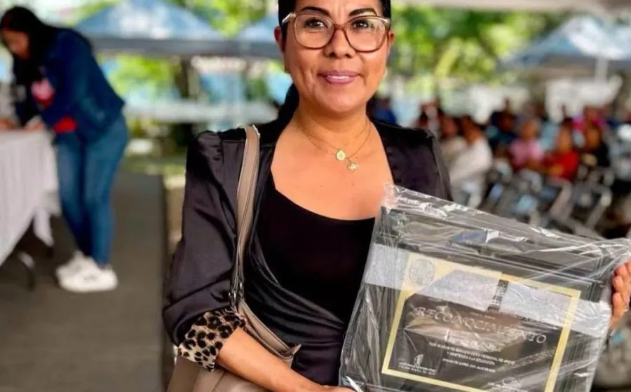 Personal de Apoyo y Asistencia a la Educación #PAAE de Valles Centrales recibió estímulos y reconocimientos por su trayectoria