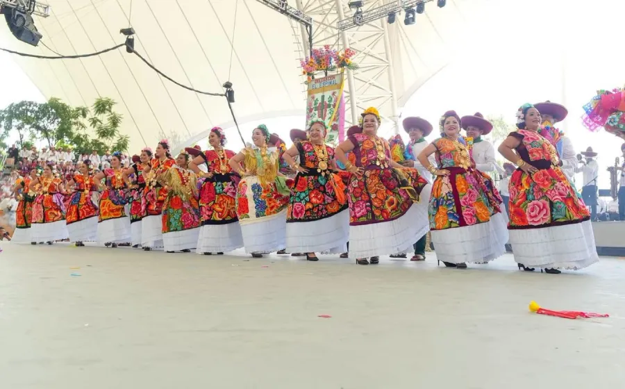 Ovaciona #NinoMorales a sus hermanas y hermanos indígenas en la Octava del Lunes del Cerro