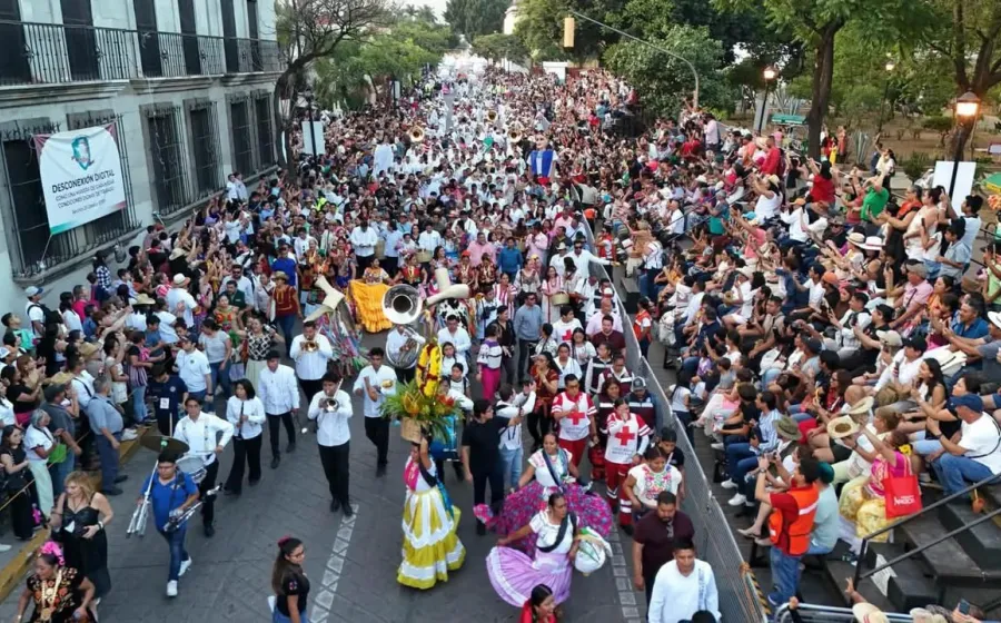 Miles de personas abarrotan las calles de Oaxaca; la Calenda de las culturas  confirma el éxito de la Guelaguetza 2026