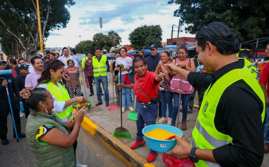 Con tequio, comerciantes, vecinas, vecinos y autoridades mejoran la imagen de la Central de Abasto