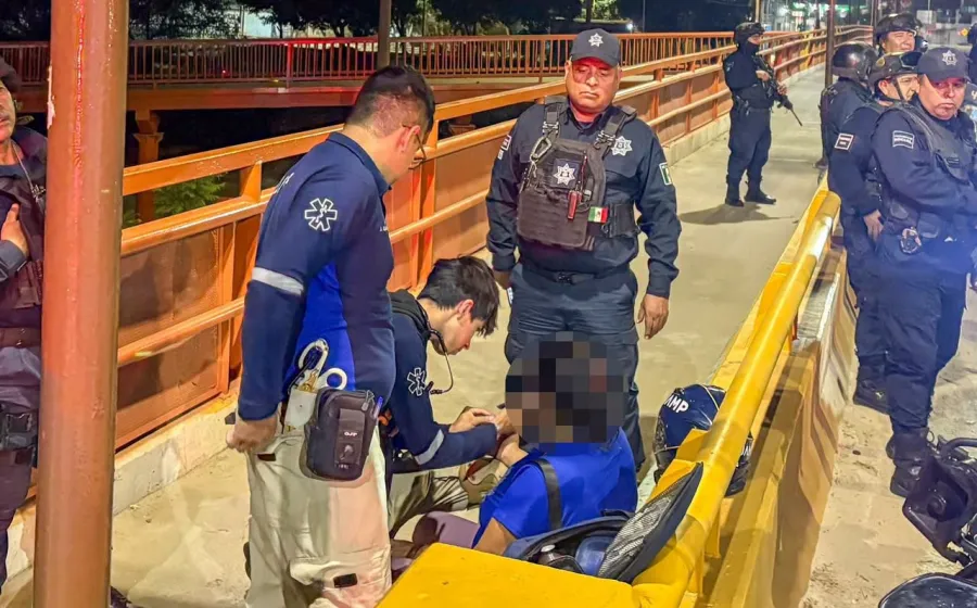 Oportuna intervención policial evita una tragedia en el puente Valerio Trujano