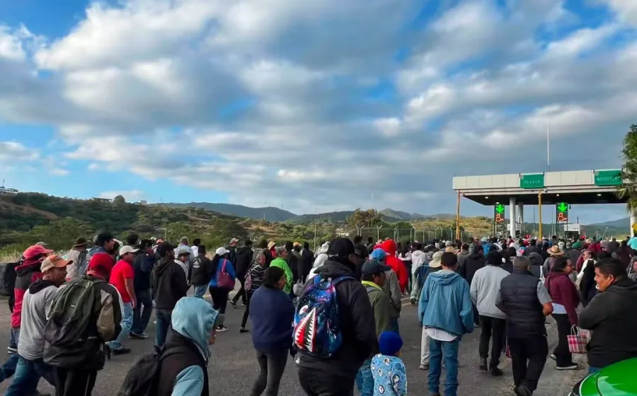 Pobladores de San Pablo Huitzo toman caseta de peaje y dan paso libre en la Oaxaca-Cuacnopalan