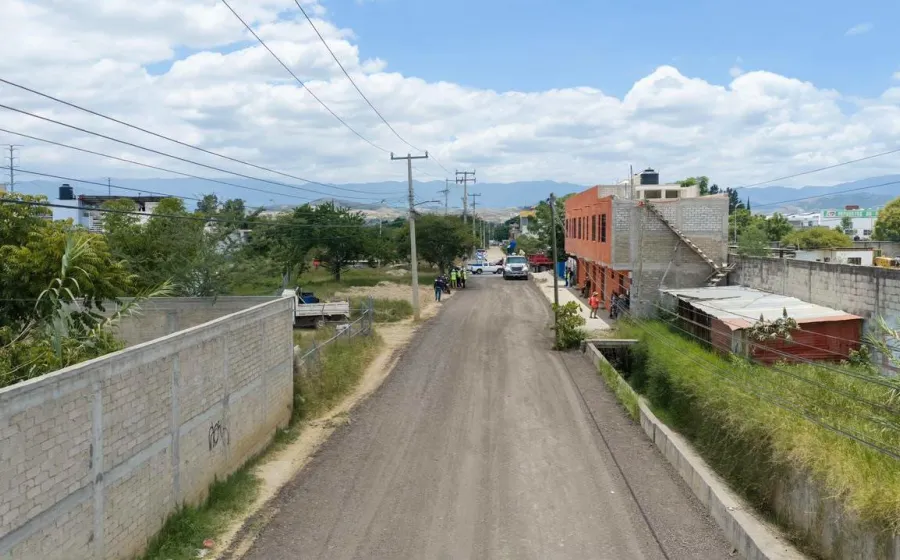 Ray Chagoya atiende petición vecinas y vecinos en la calle Esmeralda de Pueblo Nuevo