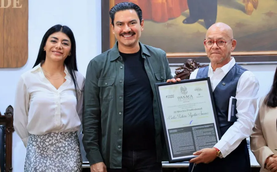 Cabildo de Oaxaca de Juárez reconoce la trayectoria de Carlos Roberto Aguilar Jiménez