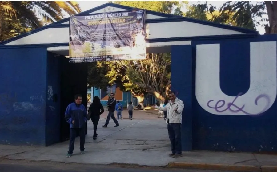 Toma de Prepa 1 de la UABJO frena reinscripciones y curso de nuevo ingreso