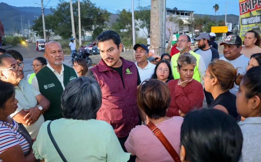 Ray Chagoya recorre la colonia Insurgentes y atiende de cerca las necesidades vecinales