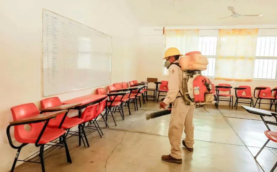 En Juchitán realizan jornada de fumigación en escuelas 