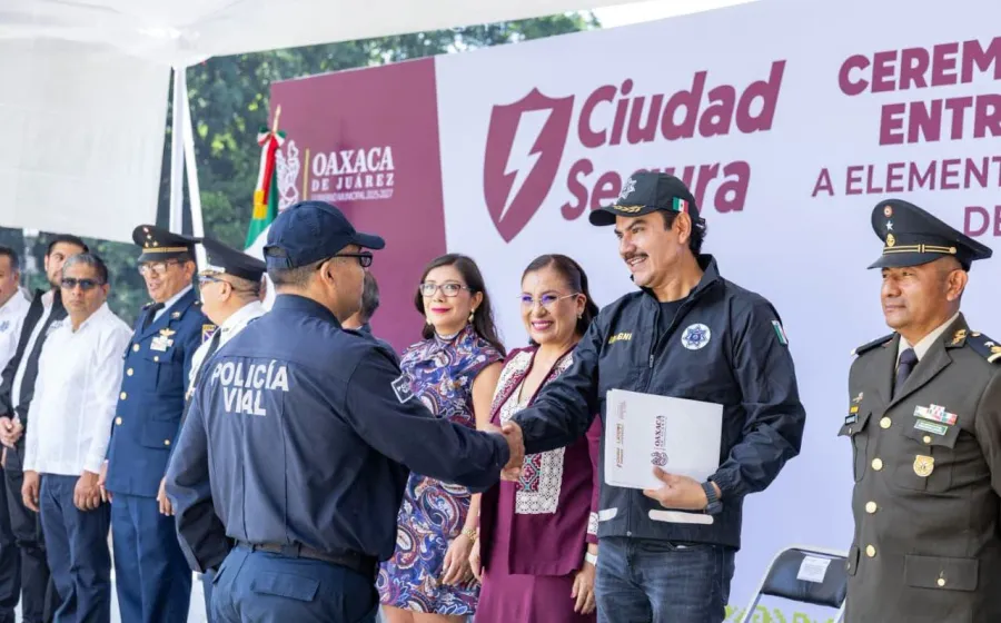 Ray Chagoya fortalece y dignifica la labor de la policía de Oaxaca de Juárez con 27 ascensos y entrega de uniformes