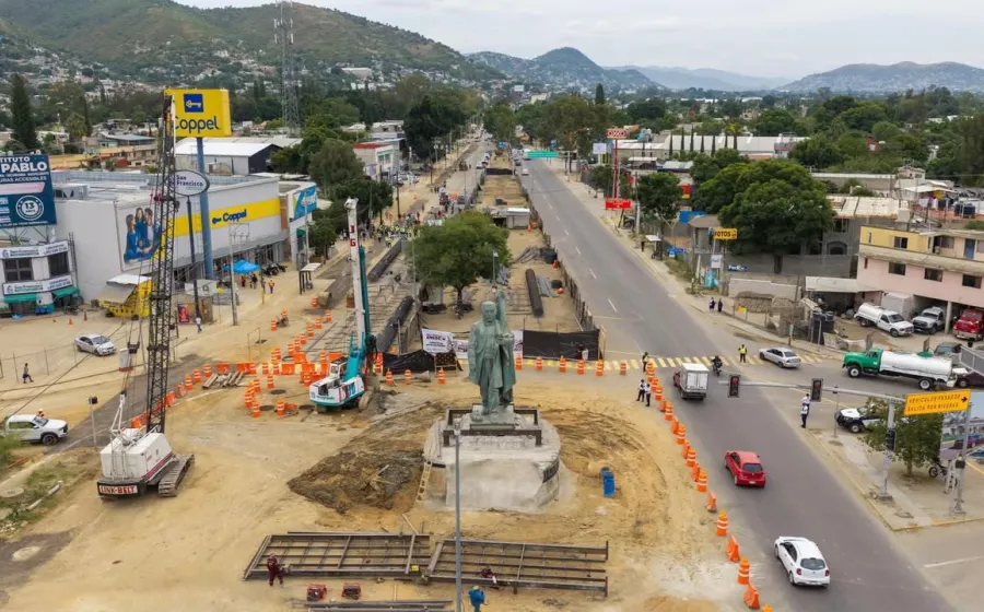 Ray Chagoya constata avances del Paso a Desnivel Monumento a Juárez en su día 14