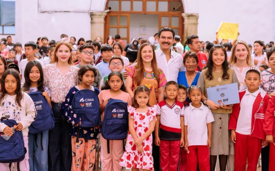 DIF Municipal entrega útiles escolares a niñas y niños de Oaxaca de Juárez
