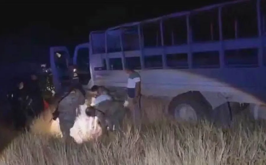 Camión de la Semar se sale de la carretera 