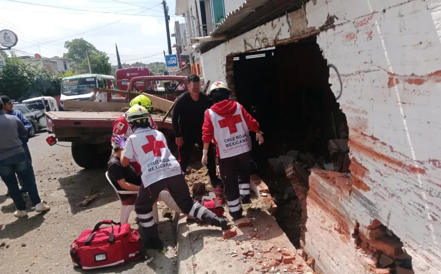 Camioneta termina contra una vivienda en la colonia Volcanes; una mujer resulta lesionada