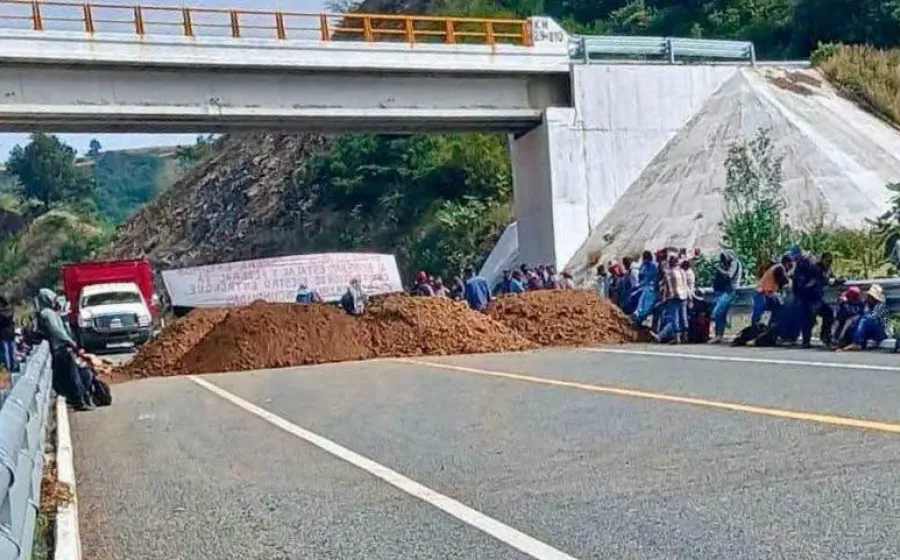 Bloquean carretera a la Costa