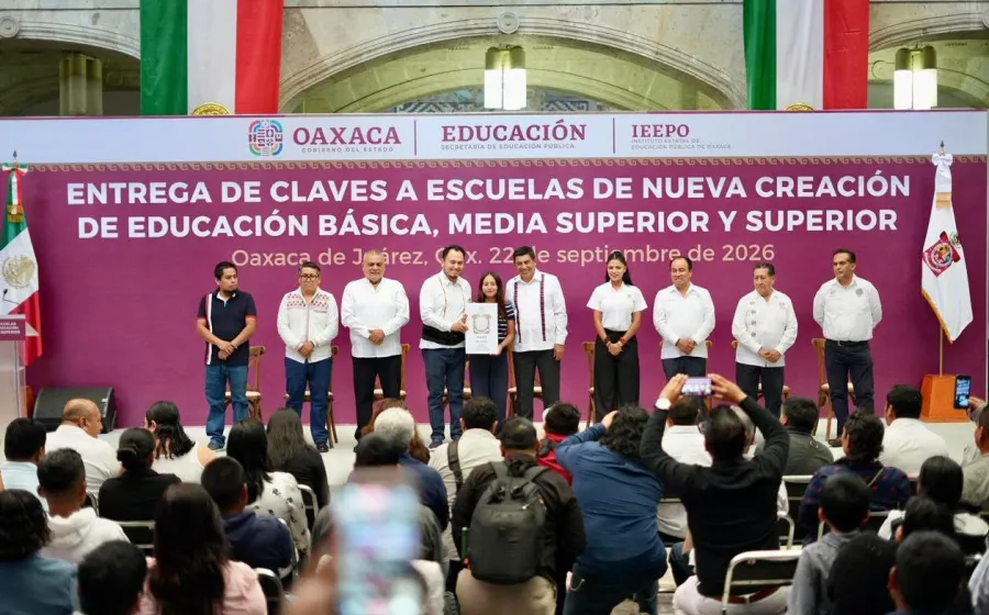 Entrega Salomón Jara claves a escuelas; estudiantes no abandonarán sus pueblos ni raíces por falta de oportunidades educativas 