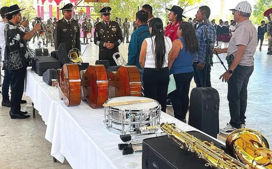 Ejército realiza donación de instrumentos musicales a La Pe Ejutla