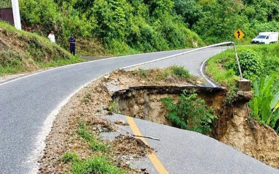 Alerta vial por fallas estructurales en carretera Huatulco - Pluma Hidalgo 