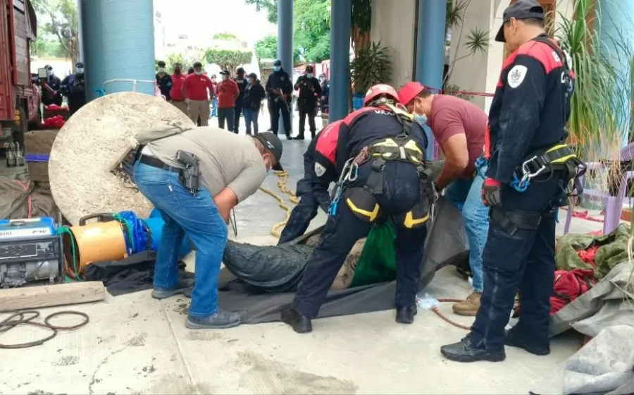 Dos jóvenes mueren por presunta inhalación de gases al limpiar un pozo 