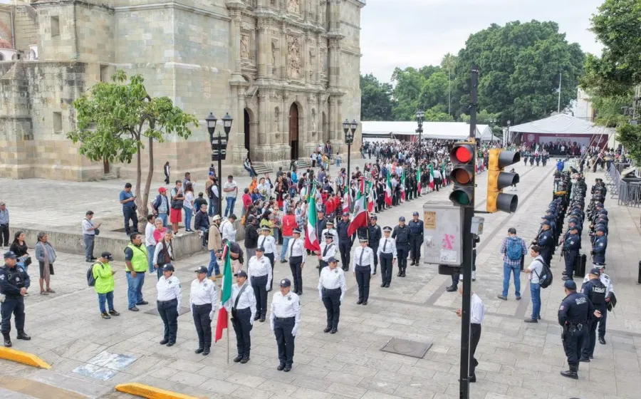 Con Desfile de Banderas, Oaxaca de Juárez fortalece el fervor patrio 