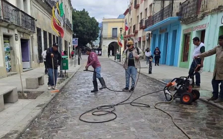 Refuerzan labores de limpieza en Oaxaca de Juárez tras las Fiestas Patrias