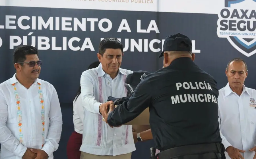 Entrega Salomón Jara uniformes a policías municipales de la Costa para mejorar su operatividad 