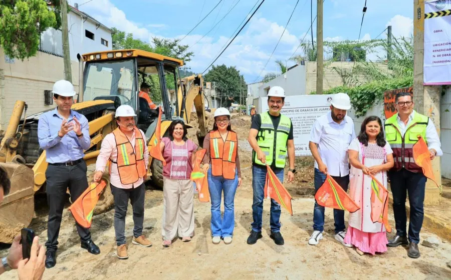 Inaugura Ray Chagoya rehabilitación de la calle Bernardo Balbuena en San Martín Mexicapam.